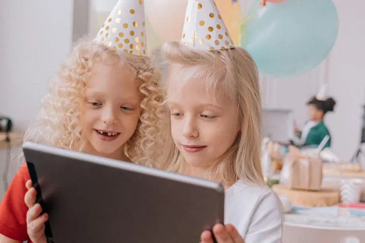 Zwei Kinder schauen gemeinsam auf ein Tablet